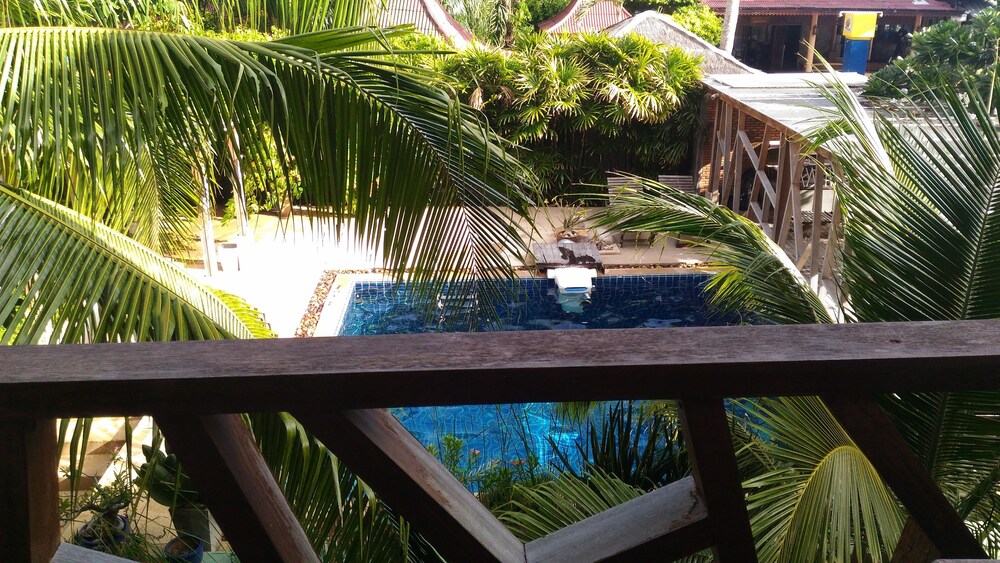 sairee hut resort koh tao