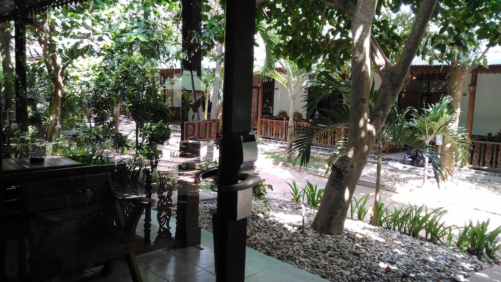 sairee hut resort koh tao