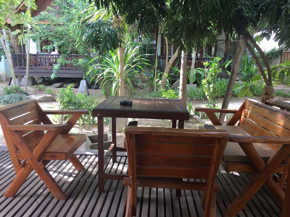 sairee hut resort koh tao