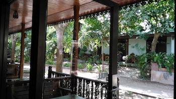 sairee hut resort koh tao