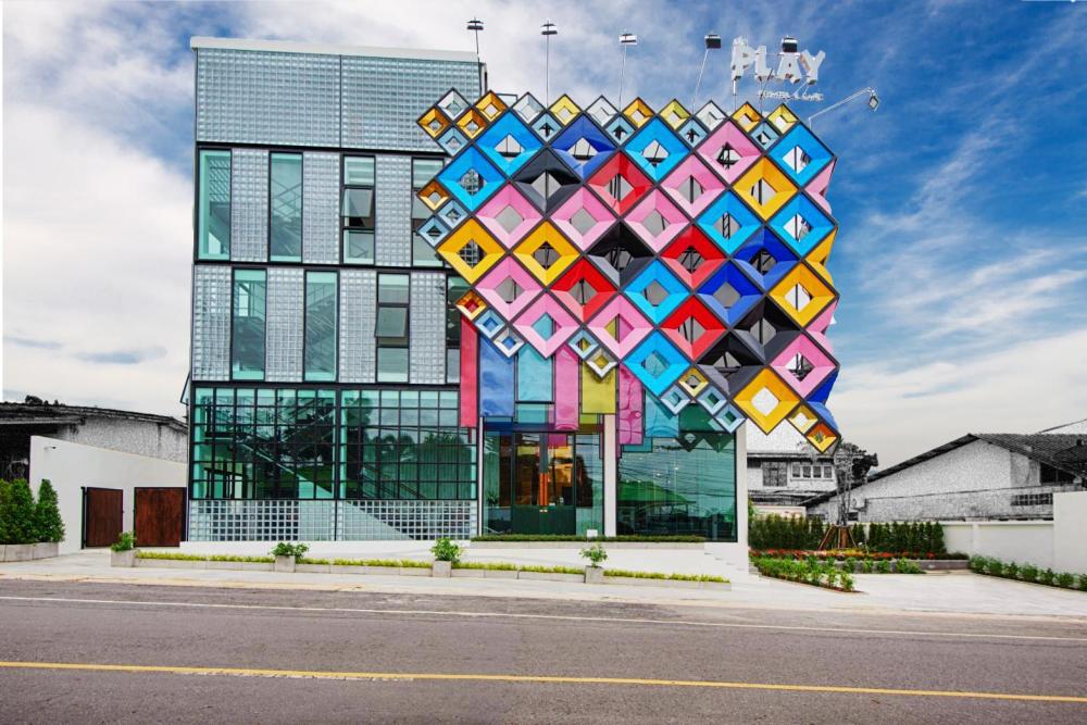 play poshtel and cafe