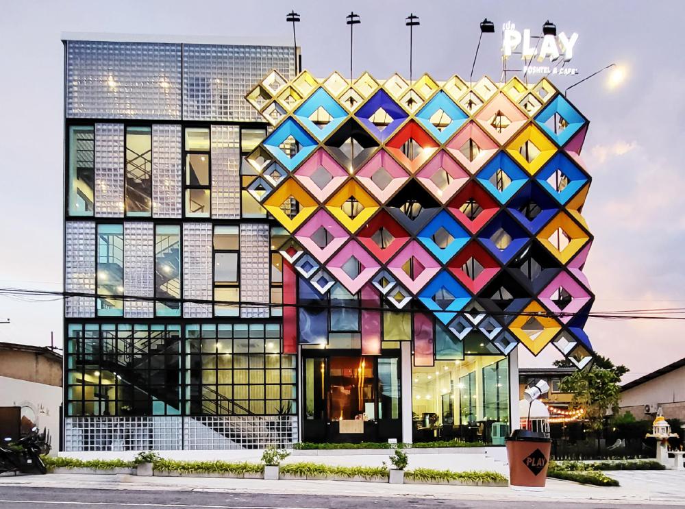 play poshtel and cafe