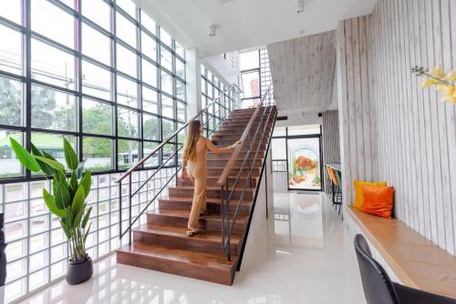 play poshtel and cafe