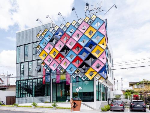 play poshtel and cafe