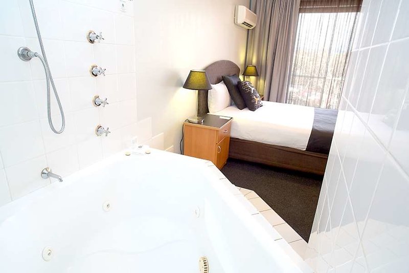 alpha hotel canberra