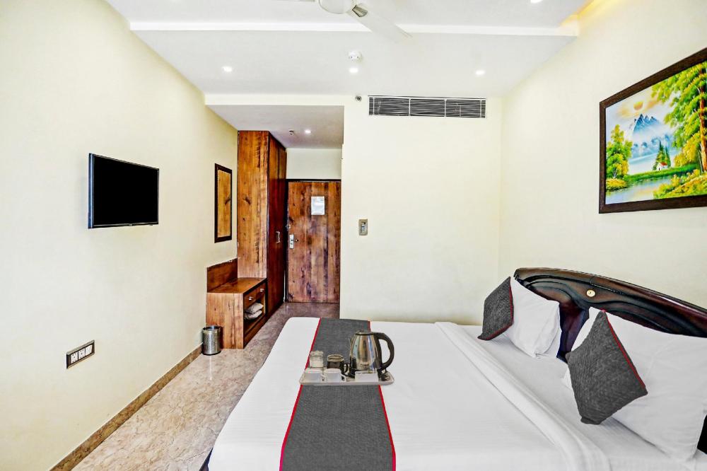 super townhouse prakash continental near netaji subhash place metro station