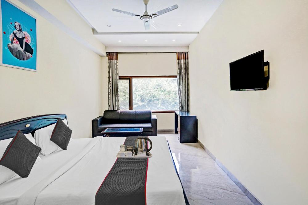 super townhouse prakash continental near netaji subhash place metro station