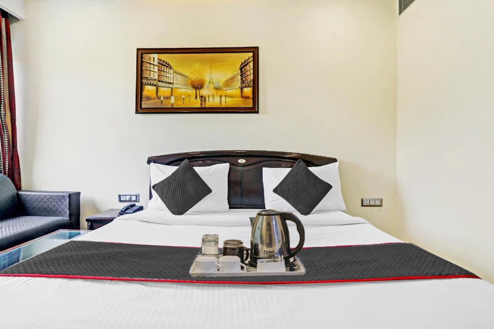 super townhouse prakash continental near netaji subhash place metro station