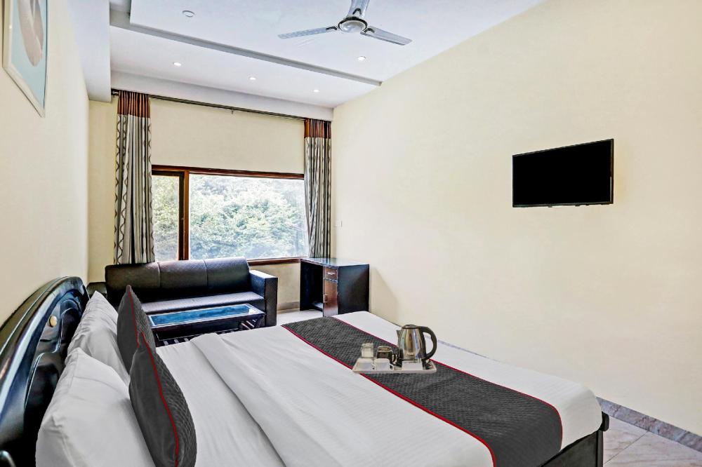 super townhouse prakash continental near netaji subhash place metro station