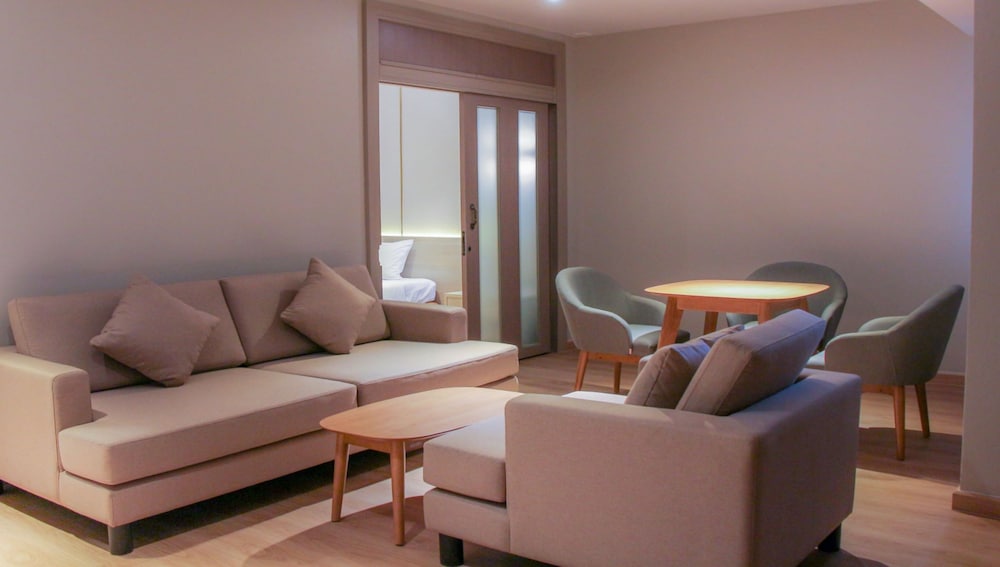 mike garden resort hotel