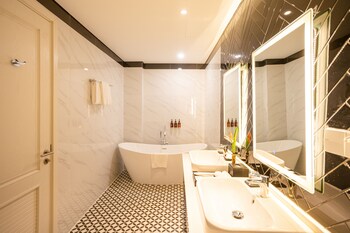 rex quang binh hotel