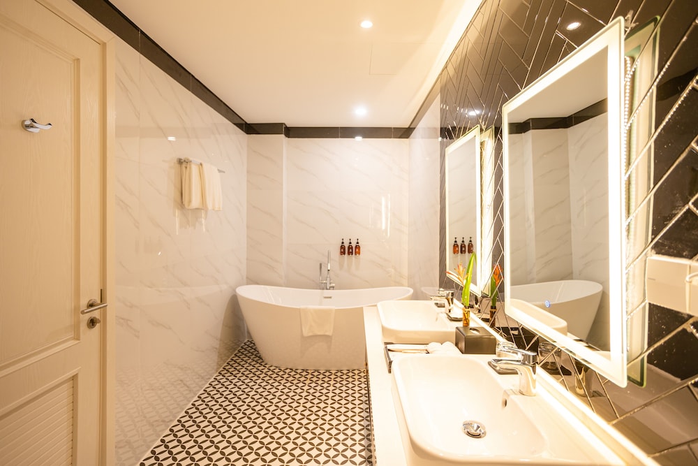 rex quang binh hotel