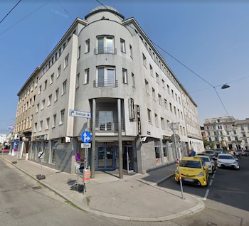 modern hotel hauptbahnhof