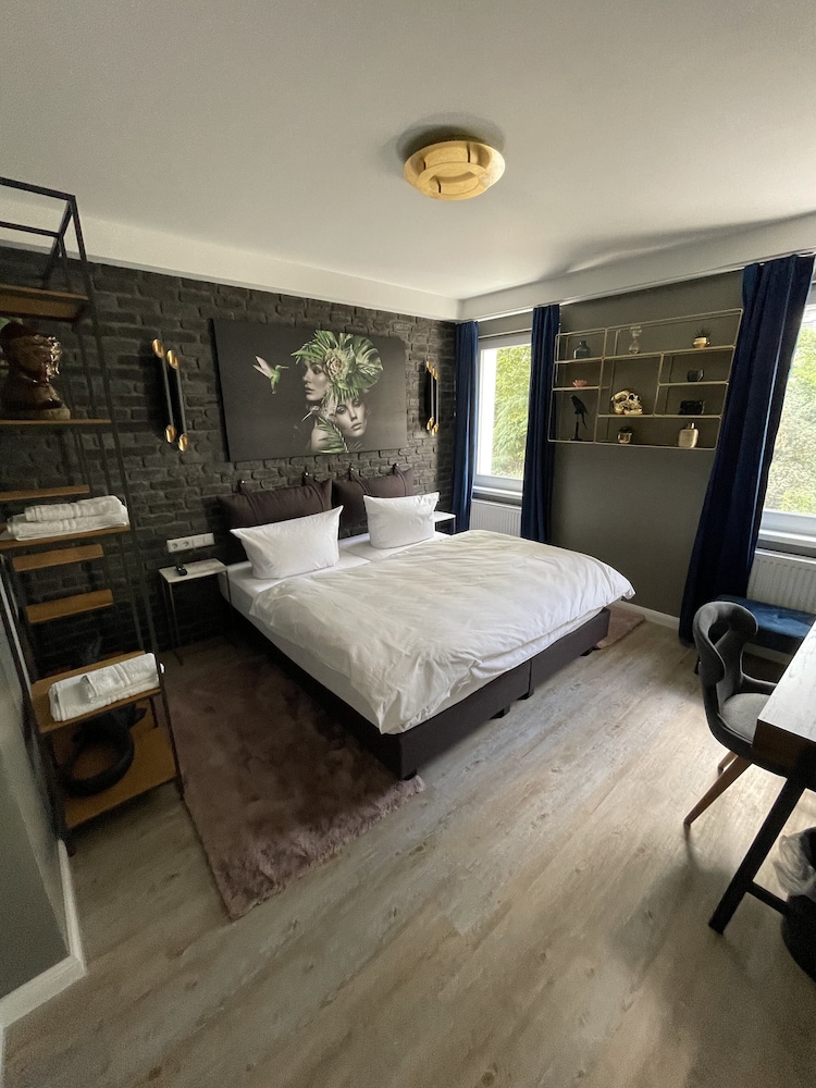 iq hotel