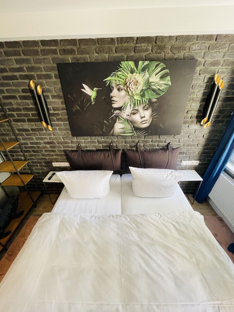 iq hotel