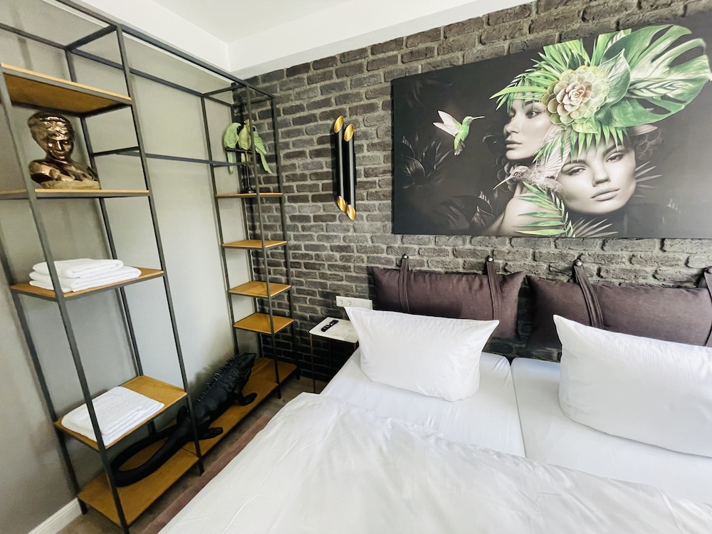 iq hotel
