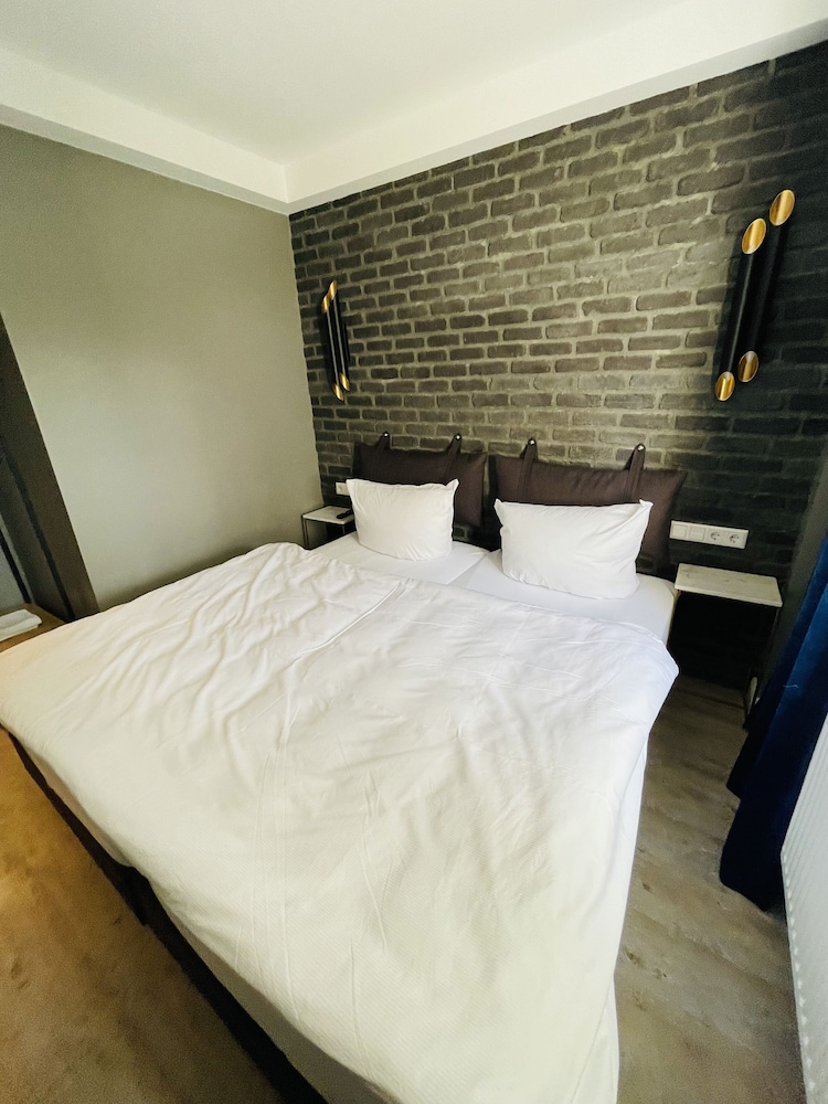 iq hotel