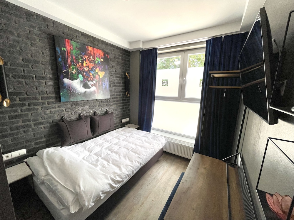 iq hotel