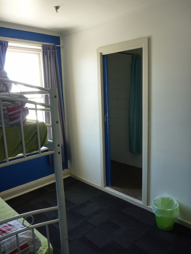 adelaide travellers inn hostel