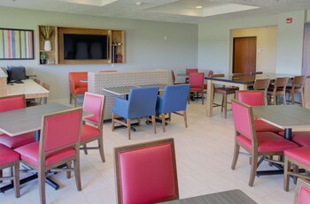 holiday inn express hotel and suites le mars by ihg