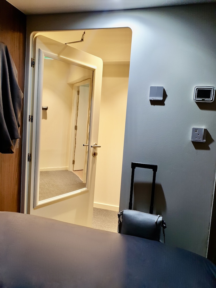 sleep n fly sleep lounge and showers d gates terminal 1 transit only