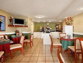 Econo Lodge Inn & Suites,Near Esplanade Arts And Heritage Centre,2 star