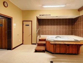 Econo Lodge Inn & Suites,Near Esplanade Arts And Heritage Centre,2 star