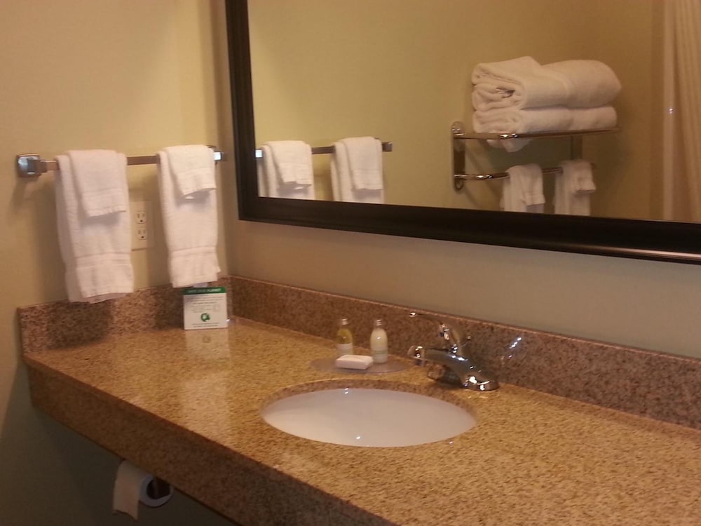 cobblestone inn and suites bloomfield
