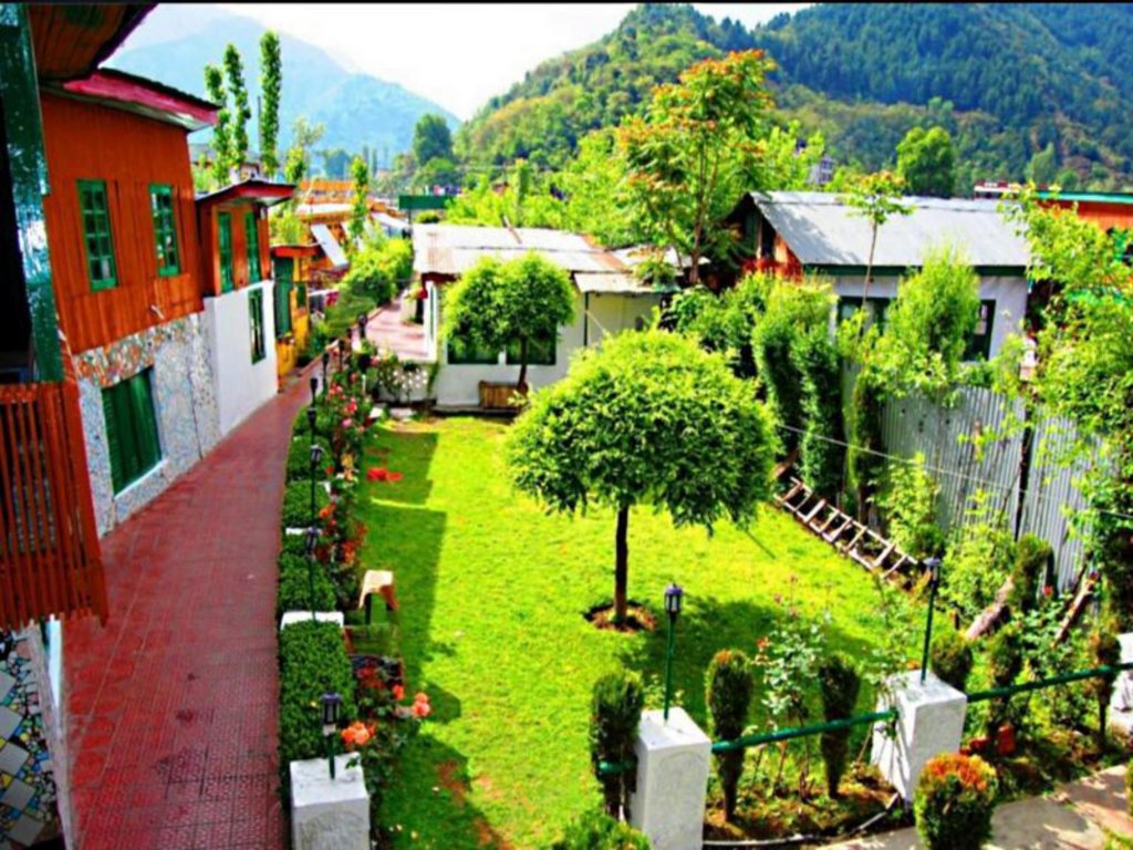 Hotel New Green View Ii,Ghat.No:15, Dallake,Nehru Park,Srinagar, 190001 Srinagar,2 star