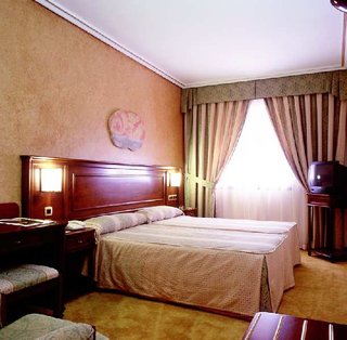 Hotel Ilunion Las Lomas,Near Circo Romano,4 star