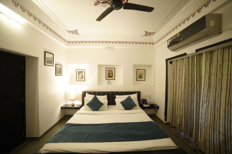 hotel udai niwas by the lake