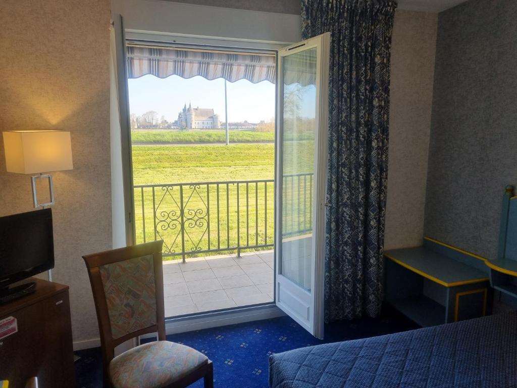 logis hotel sully le chateau