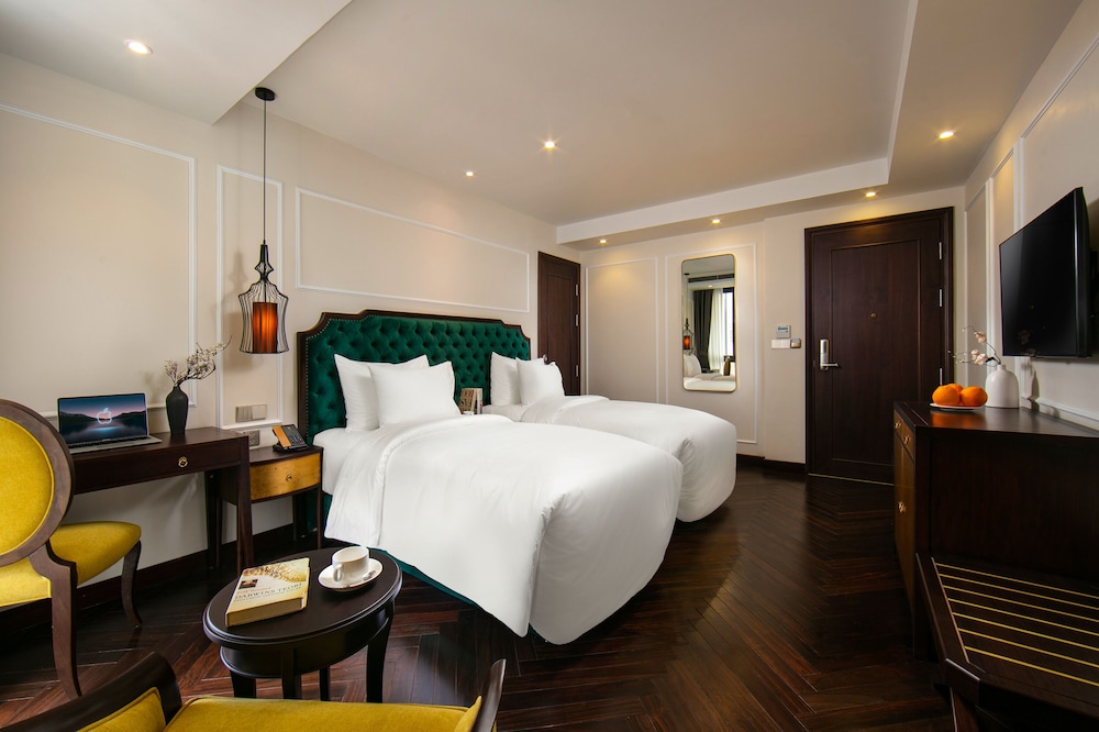 leah silk hotel