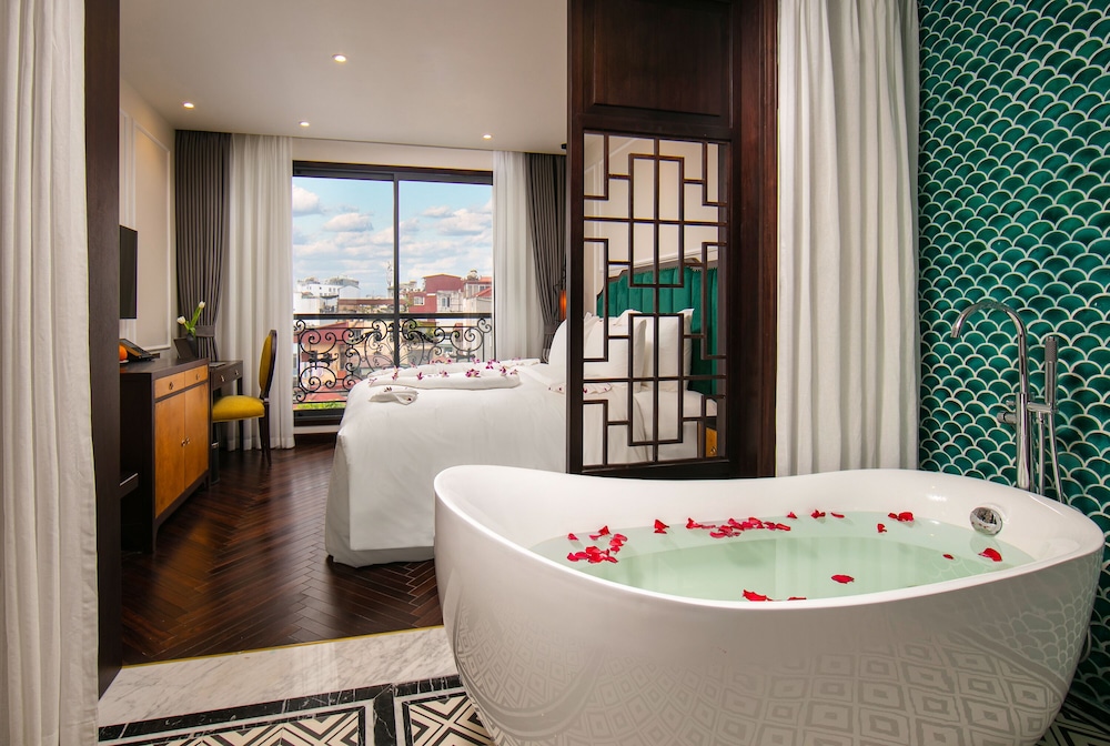 leah silk hotel