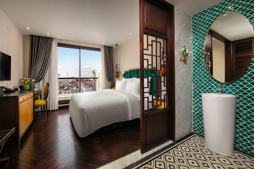 leah silk hotel