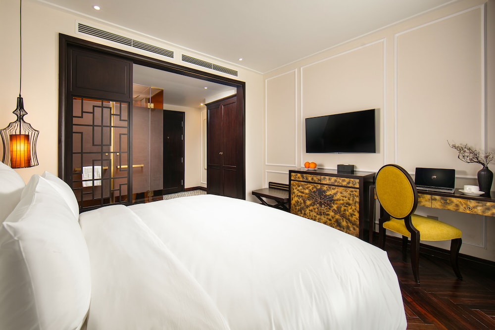 leah silk hotel