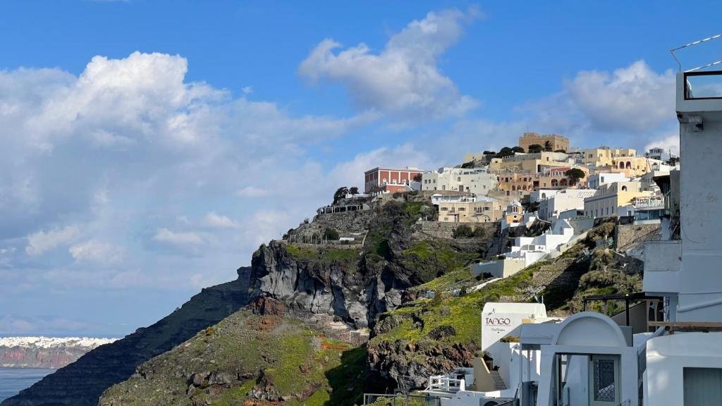 Asha Luxury Suites,Near Museum Of Prehistoric Thira,4 star