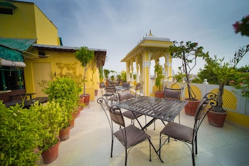the sunder palace luxury boutique hotel