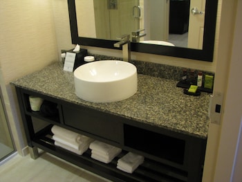 embassy suites newark airport