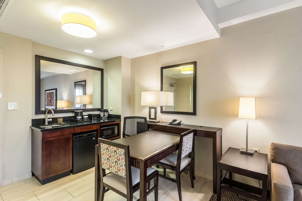 embassy suites newark airport