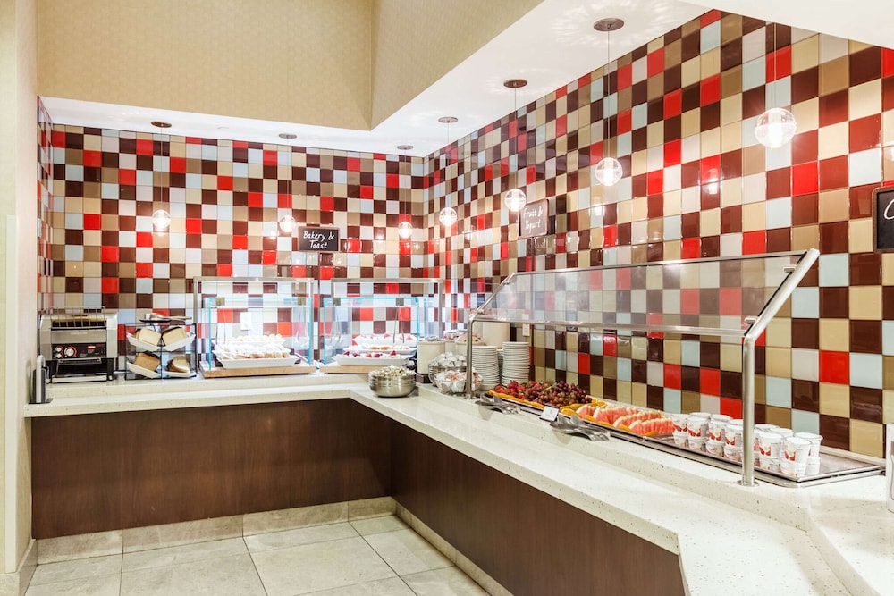 embassy suites newark airport