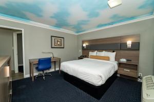 hollywood palms inn and suites