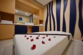 harbour suites hotel adults only