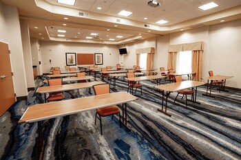 Fairfield Inn & Suites Kearney,Elm Creek>>Clay County,2.5 star