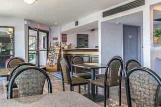 studio 6 suites louisville ky airport expo center