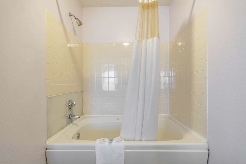 studio 6 suites louisville ky airport expo center