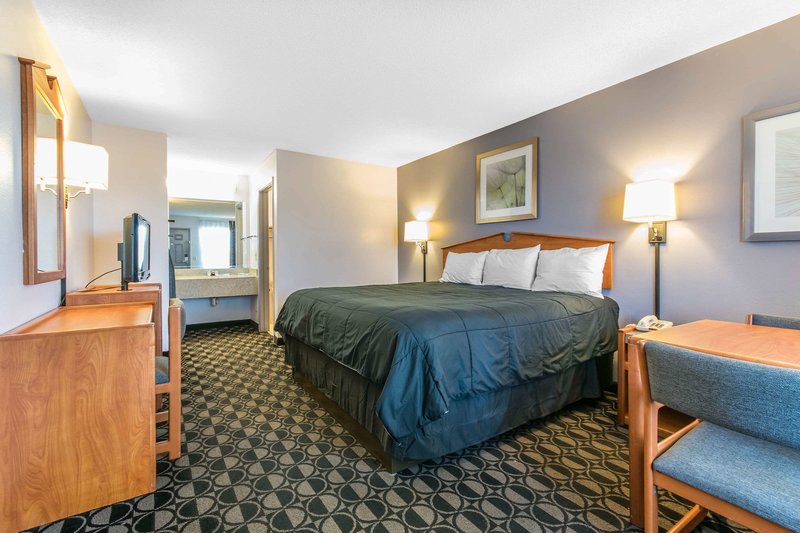 studio 6 suites louisville ky airport expo center
