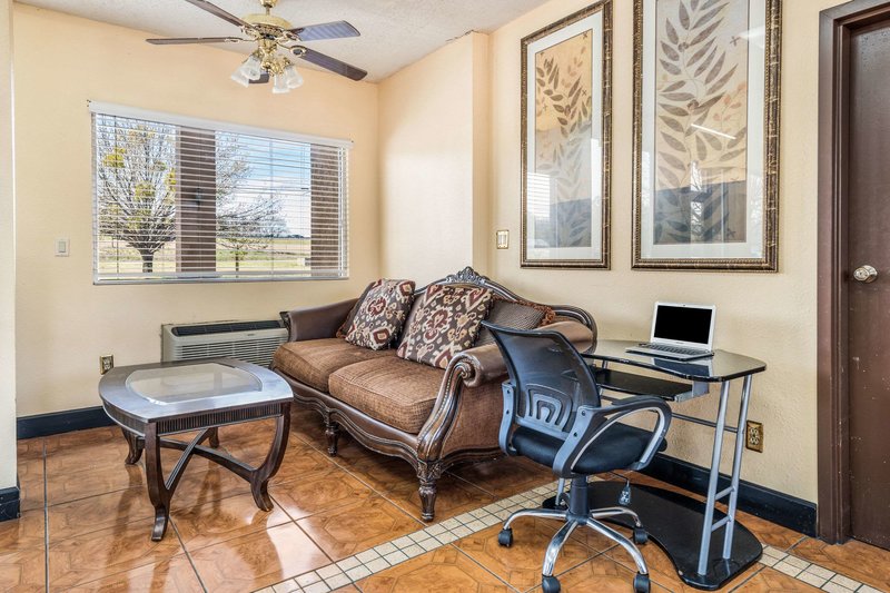 econo lodge inn and suites macon