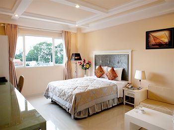 Dyn Opera Hotel,In District 1 (Bach Dang Riverside),4 star