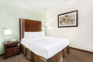 Ramada By Wyndham Carlyle,Estevan>>Carlyle,2 star